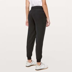 Lululemon on the fly joggers size 4 26 inseam, flaw